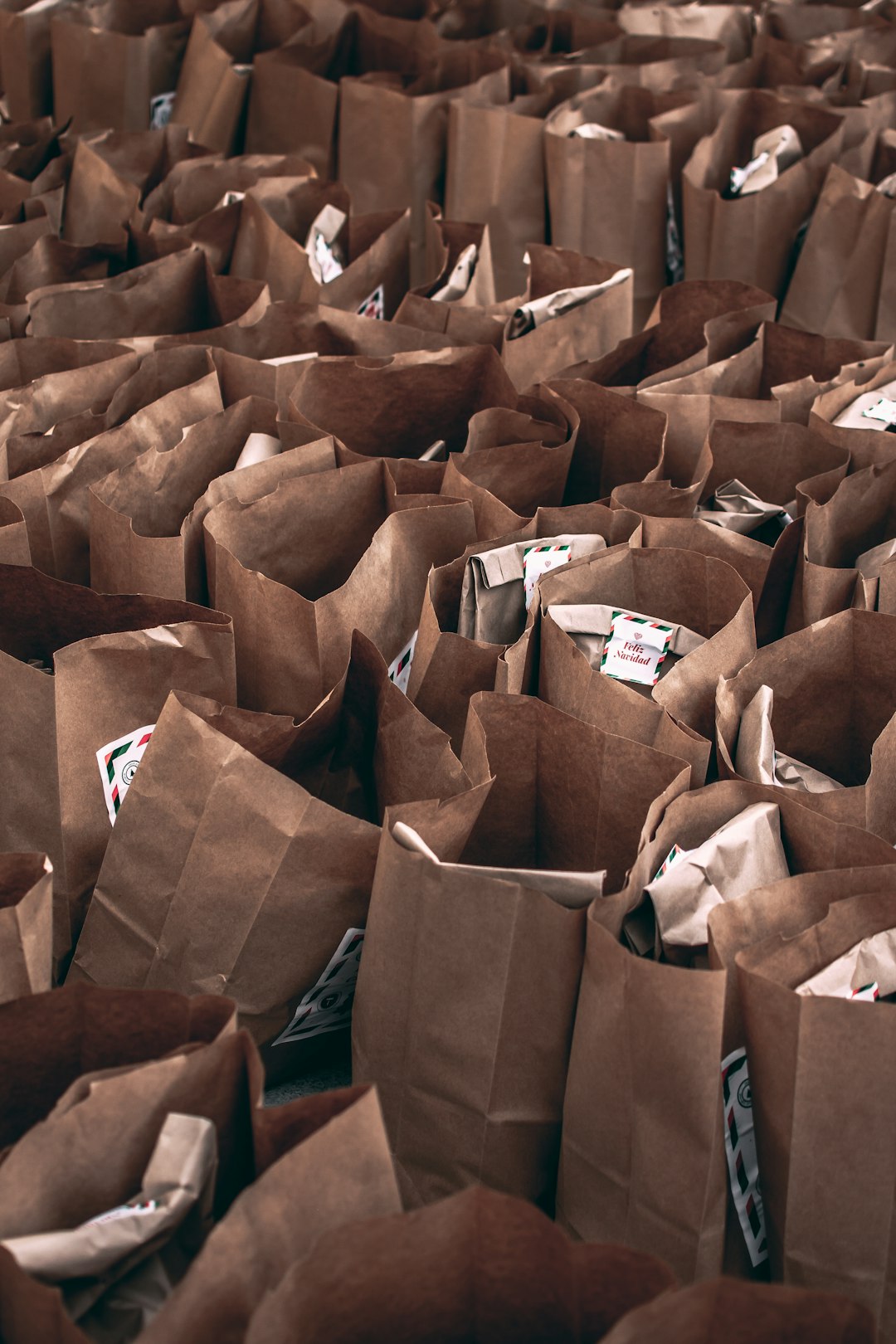 a-large-amount-of-brown-paper-bags-1vox-ffbd9w